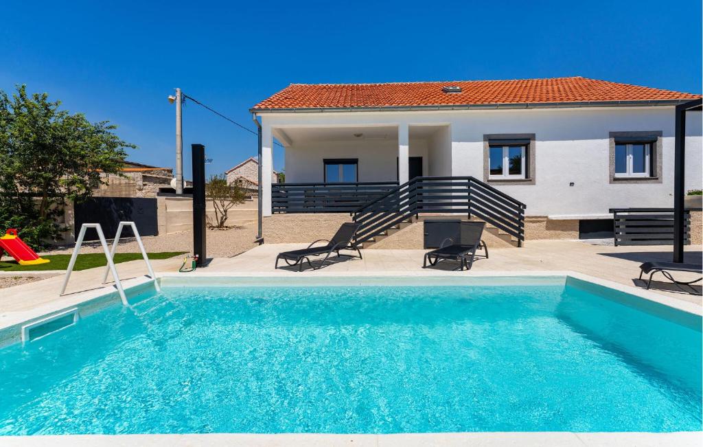 Πισίνα στο ή κοντά στο 3 Bedroom Awesome Home In Rastevic