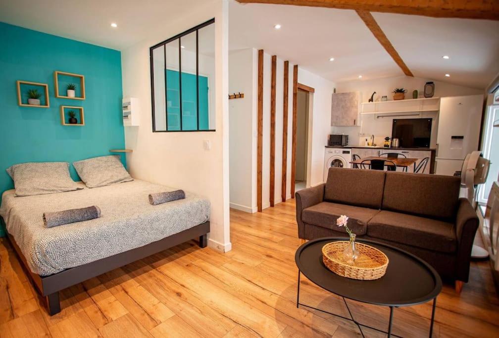 un salon avec un canapé et une table dans l'établissement Grand studio proche Gare, Parc Longchamp, à Marseille