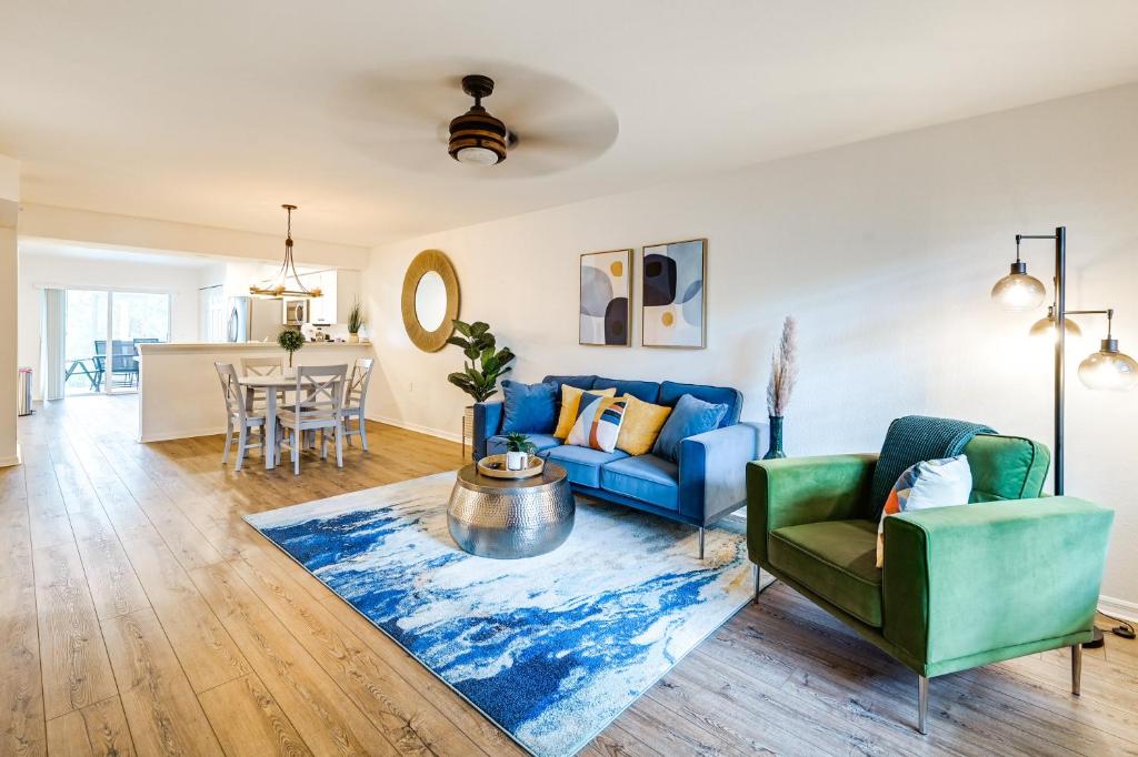 Posezení v ubytování 6 Mi to Beach Naples Condo with Pool and Hot Tub