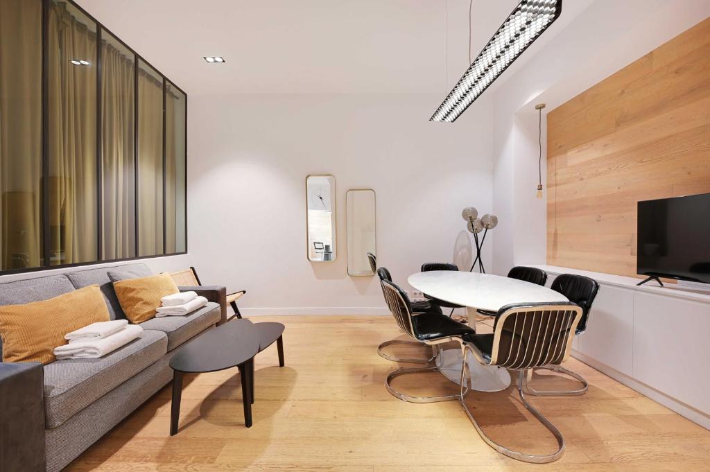 un salon avec un canapé et une table dans l'établissement Haven of peace-2BR-4P-Near the Palais de Garnier, à Paris