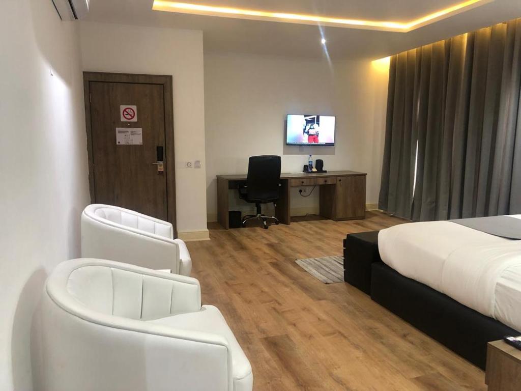 TV a/nebo společenská místnost v ubytování Crownsville Hotel - Airport Road