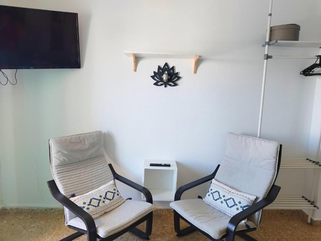 Telewizja i/lub zestaw kina domowego w obiekcie LOFT - GARAJE - TERRAZA PRIVADA Junto al Parque y Playa
