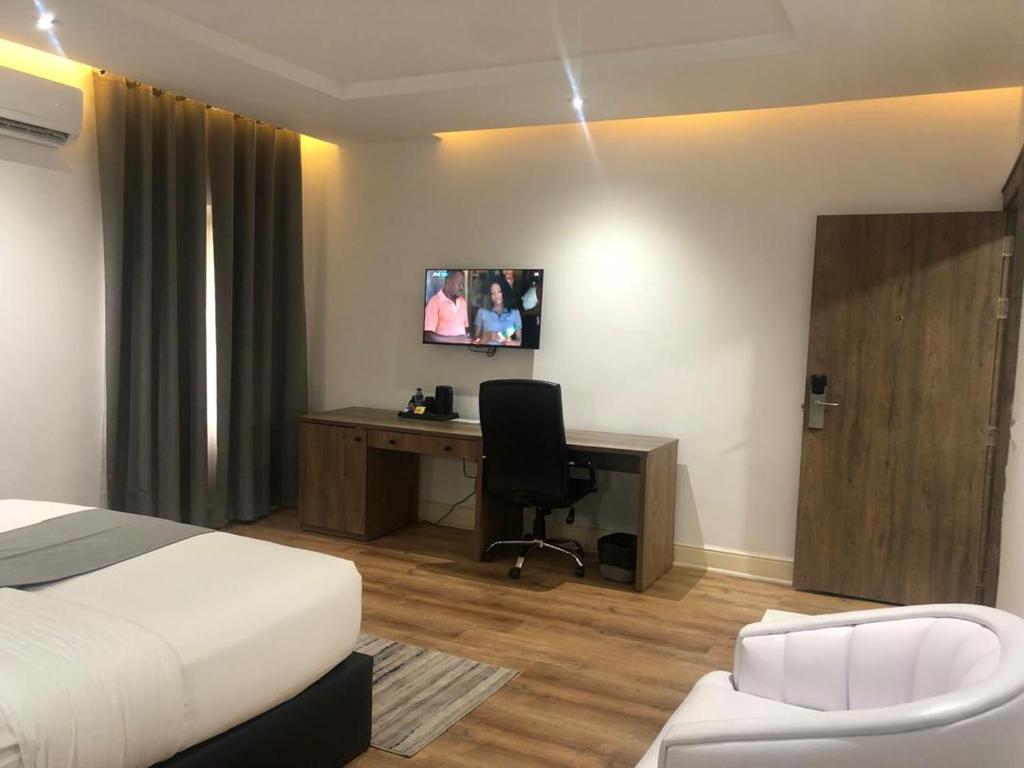 TV a/nebo společenská místnost v ubytování Crownsville Hotel - Airport Road