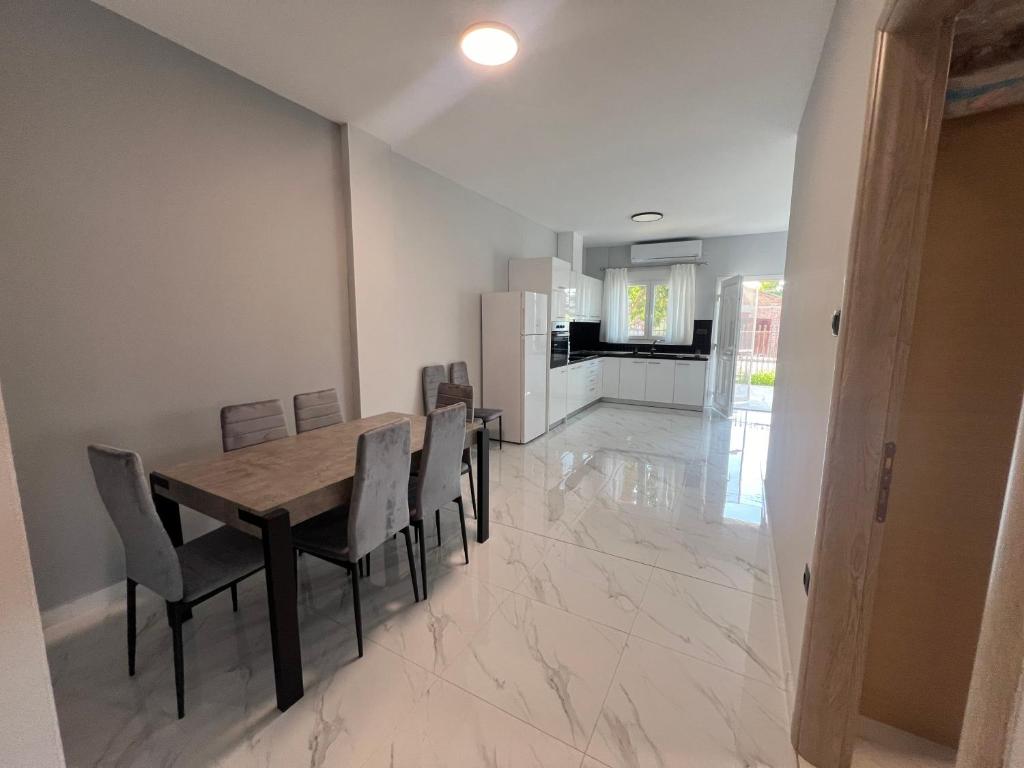 a kitchen and dining room with a table and chairs at Apartments Melina in Korinós