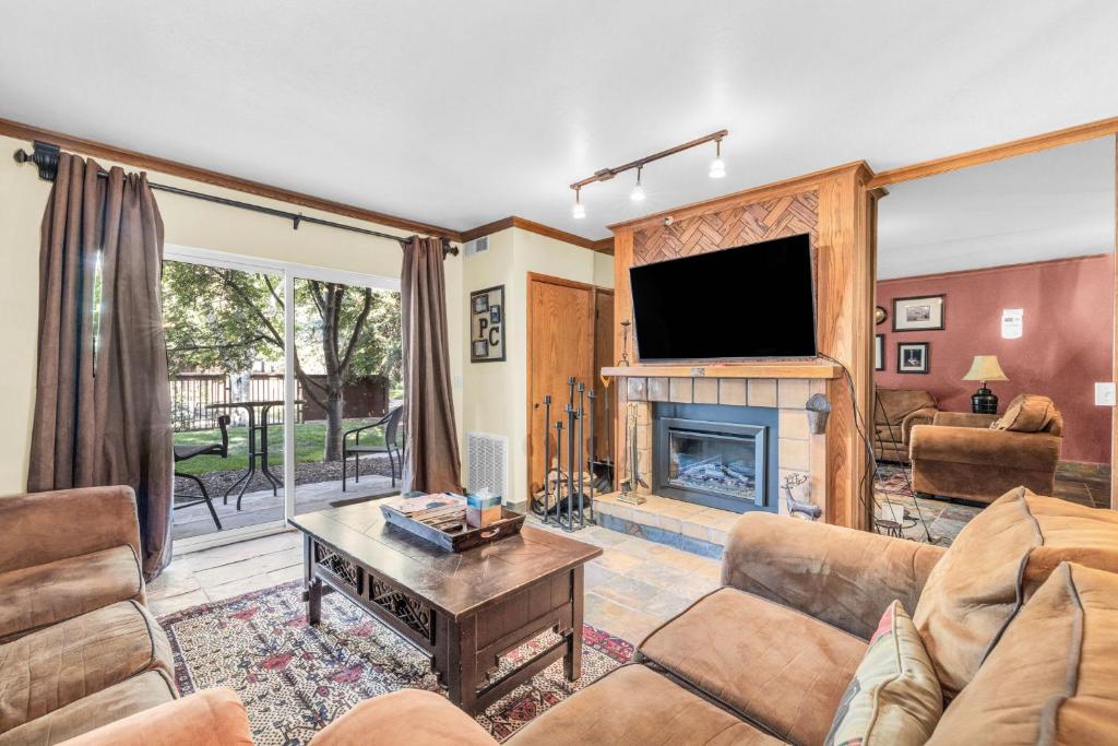 ein Wohnzimmer mit Couch und Kamin in der Unterkunft 2BR Condo Walk to Ski Lift Downtown in Park City
