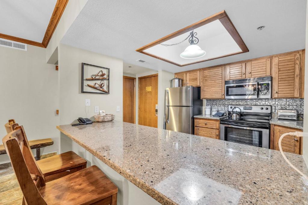 Η κουζίνα ή μικρή κουζίνα στο 2BR Condo Walk to Ski Lift Downtown