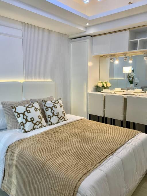 Postel nebo postele na pokoji v ubytování Blissful Bali Studio Azure North