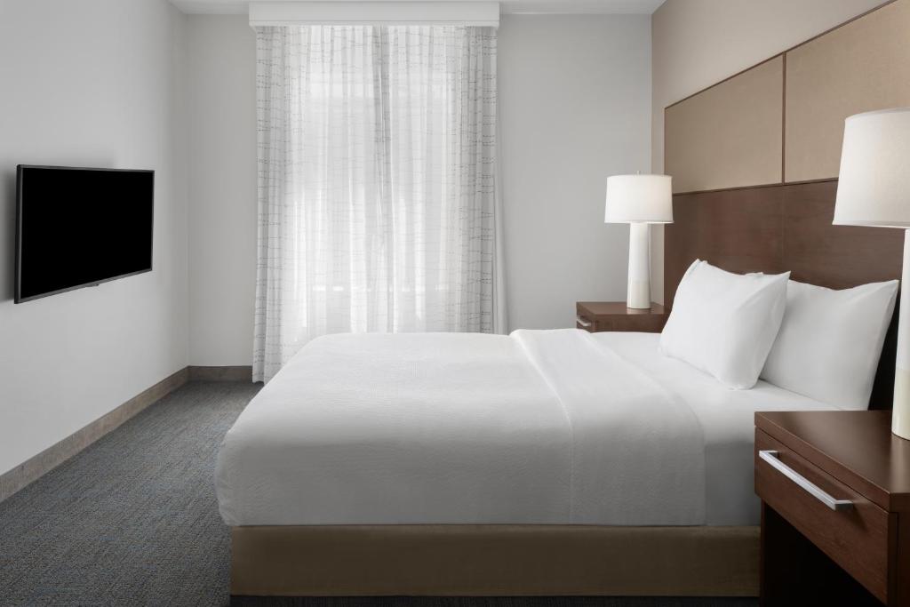Residence Inn by Marriott Santa Clarita Valencia - 一卧室大号床套房 - 带沙发床 - 禁烟