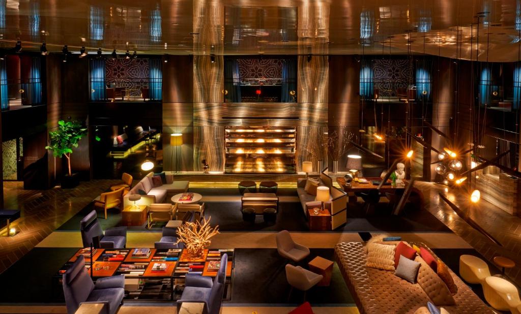 Vistas a un vestíbulo del hotel con sofás y mesas en Paramount Hotel Times Square, en Nueva York