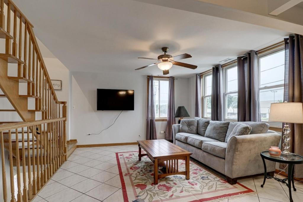 Getaway Near ORD With Great Local Amenities