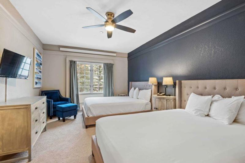 Un dormitorio con dos camas y un ventilador de techo. en The Charter at Beaver Creek D185, en Beaver Creek