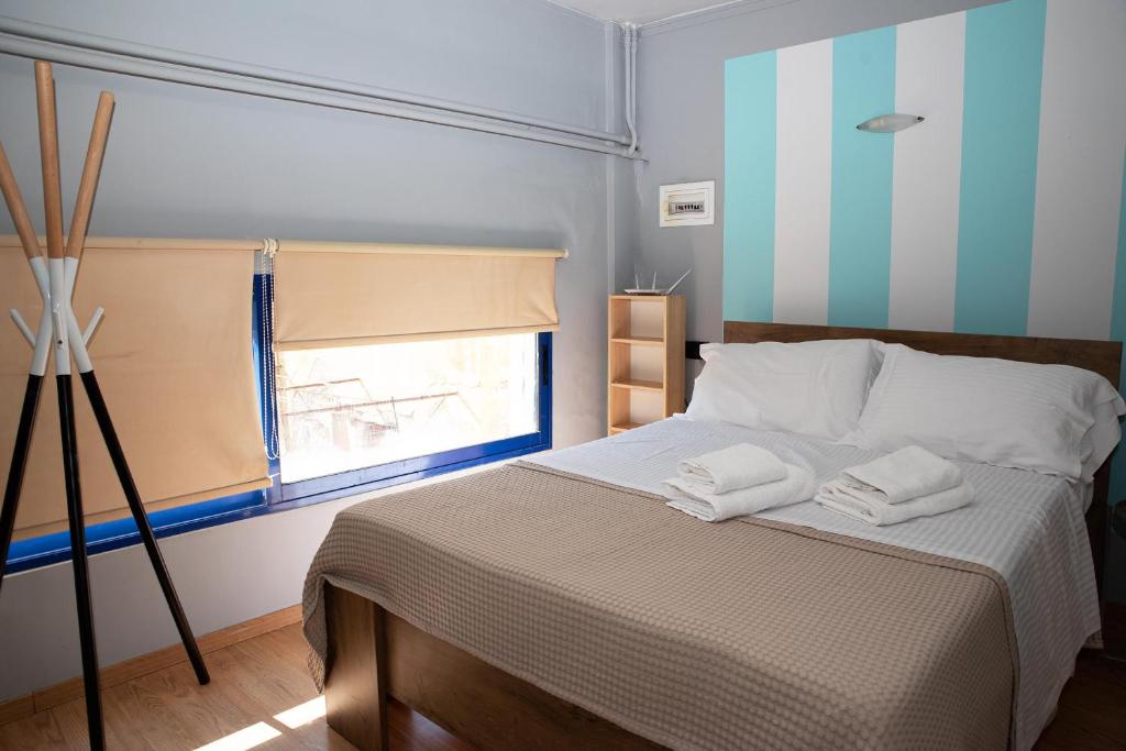 Postel nebo postele na pokoji v ubytování Port Alley - Old Port Chania -Pet Friendly