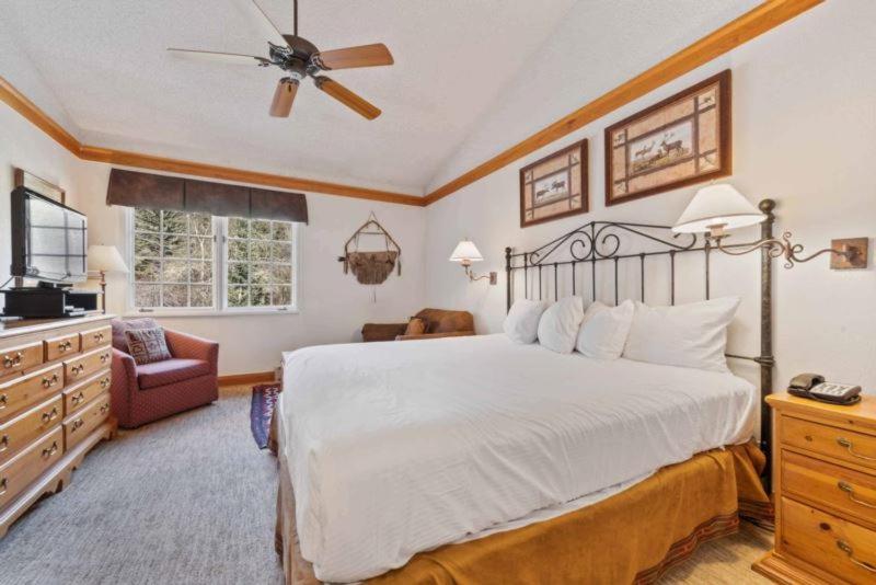 Un dormitorio con una cama grande y un ventilador de techo. en The Charter at Beaver Creek D415, en Beaver Creek