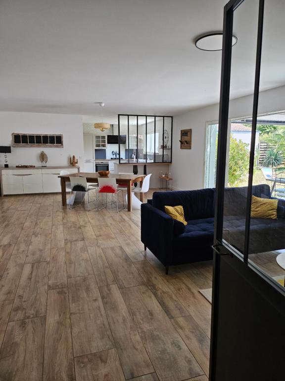 Η κουζίνα ή μικρή κουζίνα στο Jolie maison neuve avec piscine