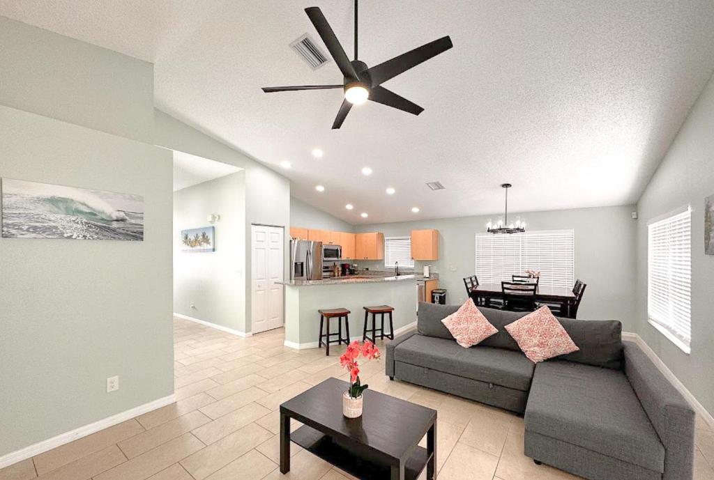 Køkken eller tekøkken på Simple house 5 beds 4 baths near Beach