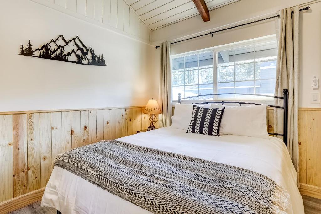 Postel nebo postele na pokoji v ubytování Tahoe Mountain Inn