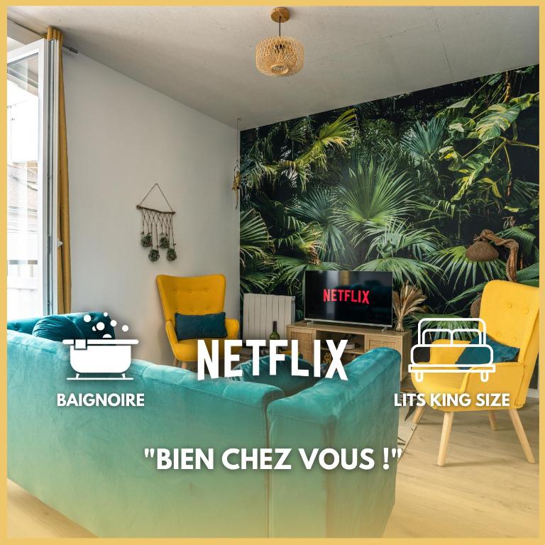 un salon avec un canapé bleu et une fresque murale. dans l'établissement Maison de ville envoutante, expérience unique !, à Nozay