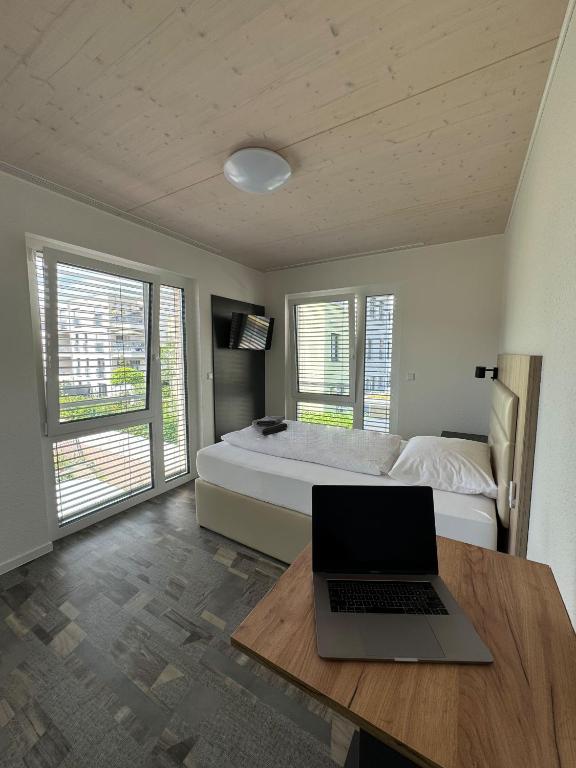 Postel nebo postele na pokoji v ubytování Hotel Lijo, bei Basel
