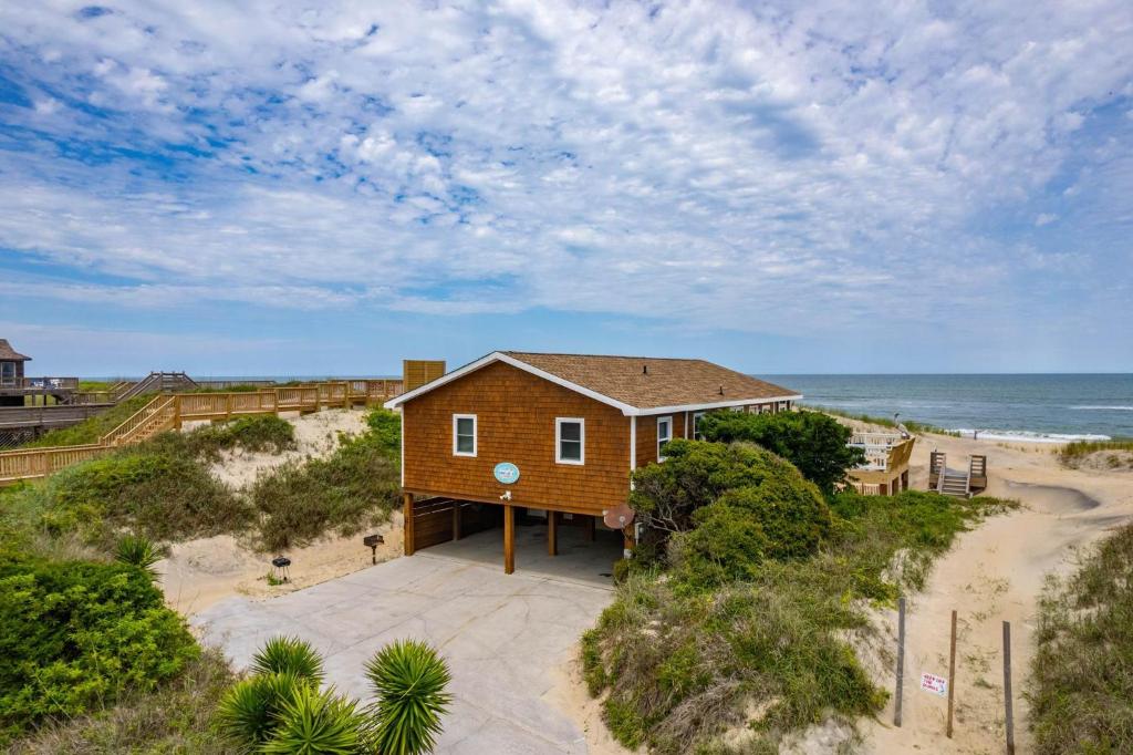 een huis bovenop een zandstrand bij SNH448 L'il Seabreeze in Nags Head