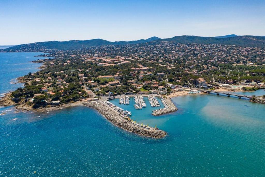une vue aérienne d'un port avec des bateaux dans l'eau dans l'établissement Studio en bord de mer 200M, à Fréjus