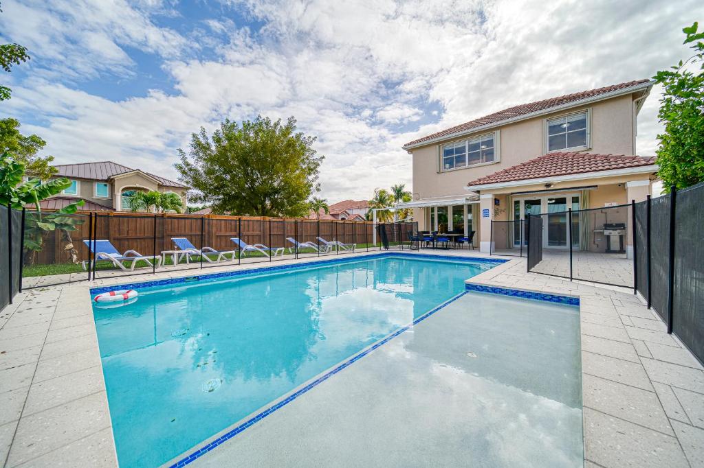 Bazén v ubytování Casa grande con piscina-Palmetto Eliptic Miami- nebo v jeho okolí