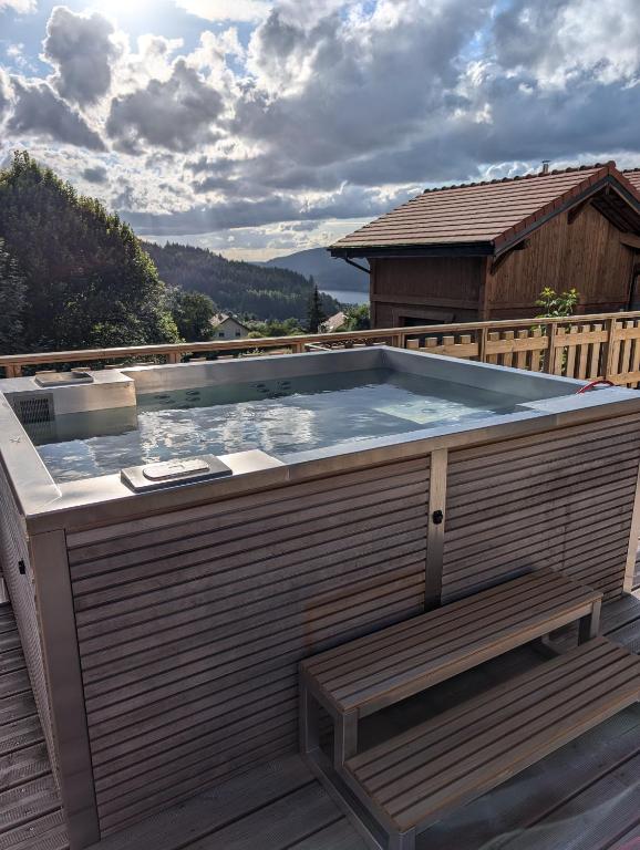 un bain à remous sur la terrasse d'une maison dans l'établissement La ferme de la Rayée 1869, à Gérardmer