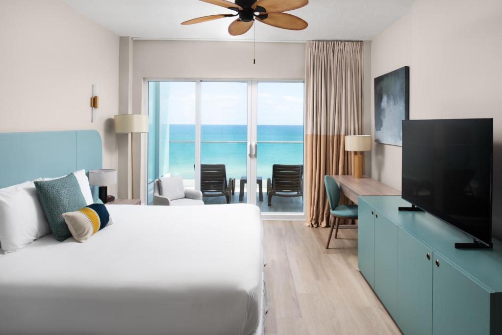 TV a/nebo společenská místnost v ubytování Sherry Frontenac Oceanfront