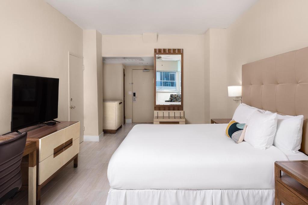 Sherry Frontenac Oceanfront - Deluxe Kingsize Bed Aan De Oceaan Met Balkon