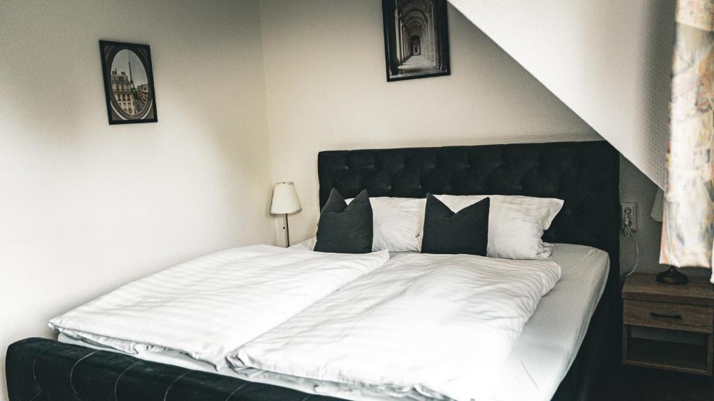 Postel nebo postele na pokoji v ubytování Hotel National