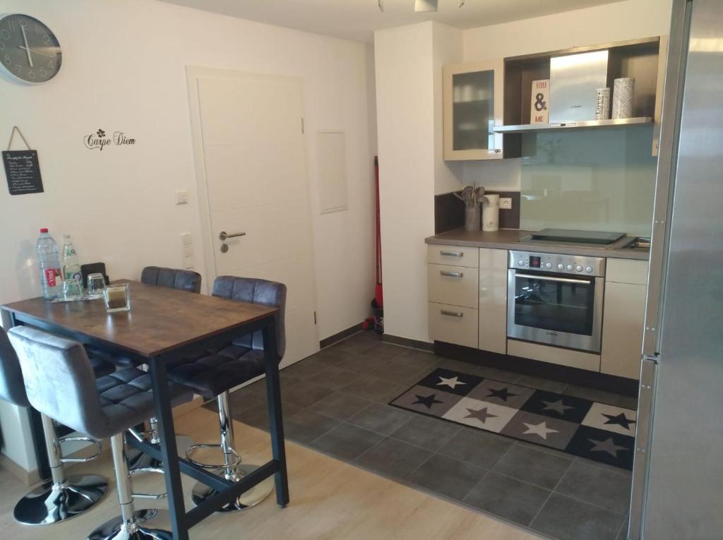 Kuchyň nebo kuchyňský kout v ubytování Ferienwohnung am Emerbergweg Zwiefalten