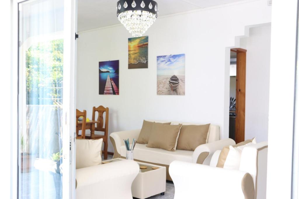 Svetainės erdvė apgyvendinimo įstaigoje Garden Suite