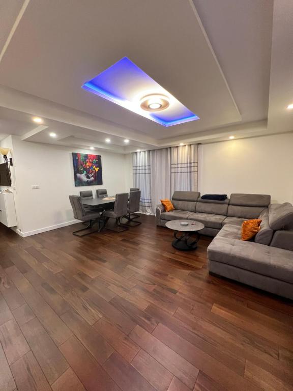 un salon avec un canapé et un plafond bleu dans l'établissement Brv appart, à Angers