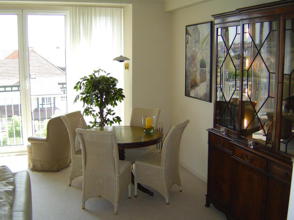 a dining room with a table and chairs at Knokke-Zoute Topligging in Knokke-Heist