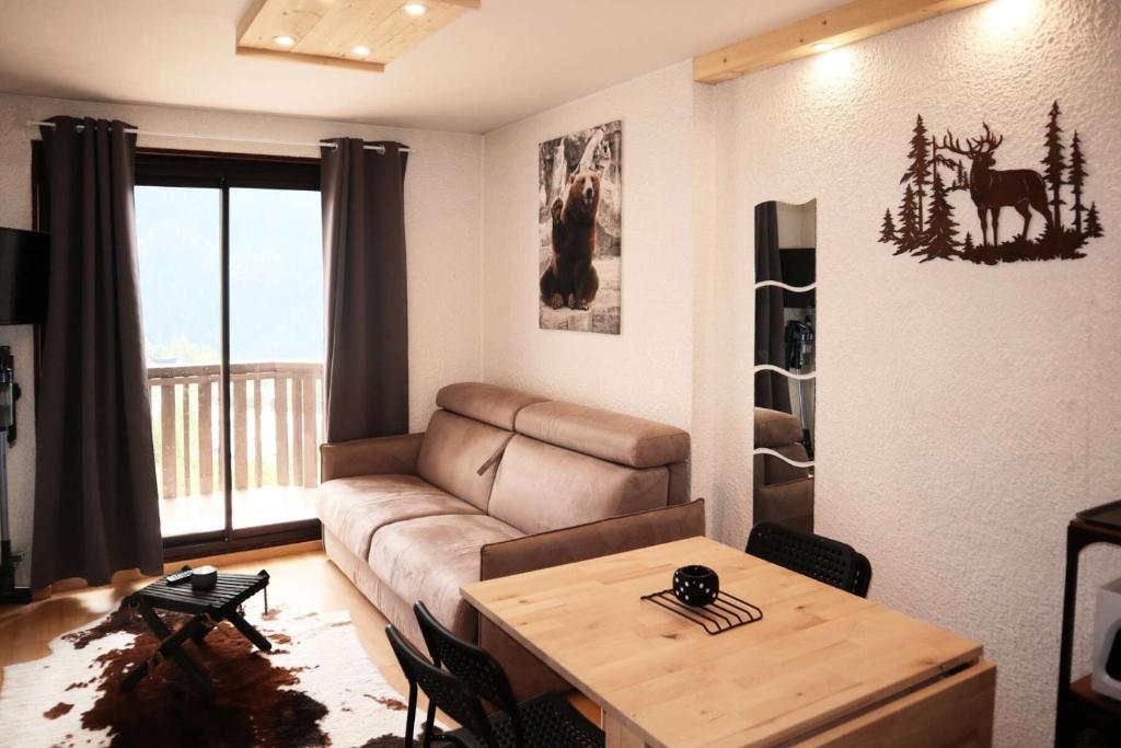 un salon avec un canapé et une table dans l'établissement Résidence Orr Des Neiges - LES ORRES 1650 coeur de station MAE-7501, aux Orres