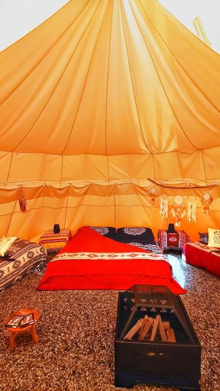 Postel nebo postele na pokoji v ubytování Teepee Camp Lounky