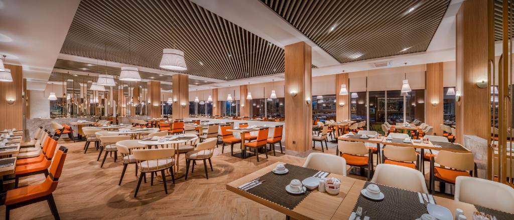 Restaurace v ubytování Trendy Palm Beach Adults Only