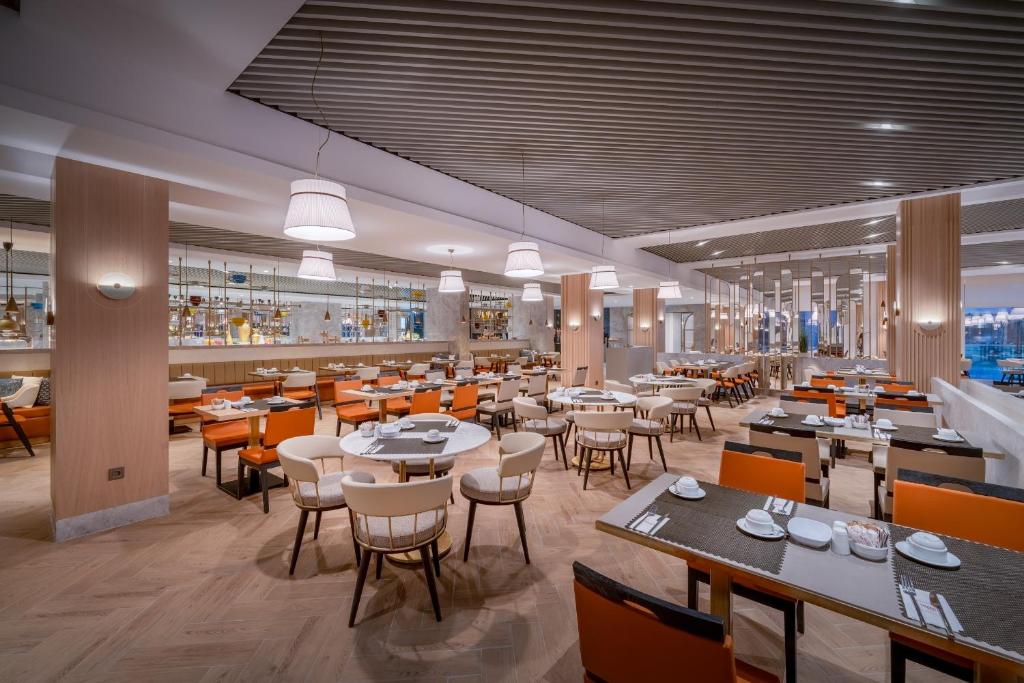 Restaurace v ubytování Trendy Palm Beach Adults Only
