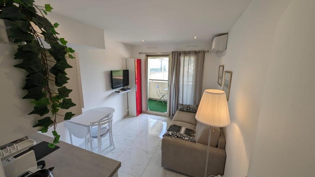un salon avec un canapé et une table dans l'établissement Studio neuf centre Cannes 500 m plage, à Cannes