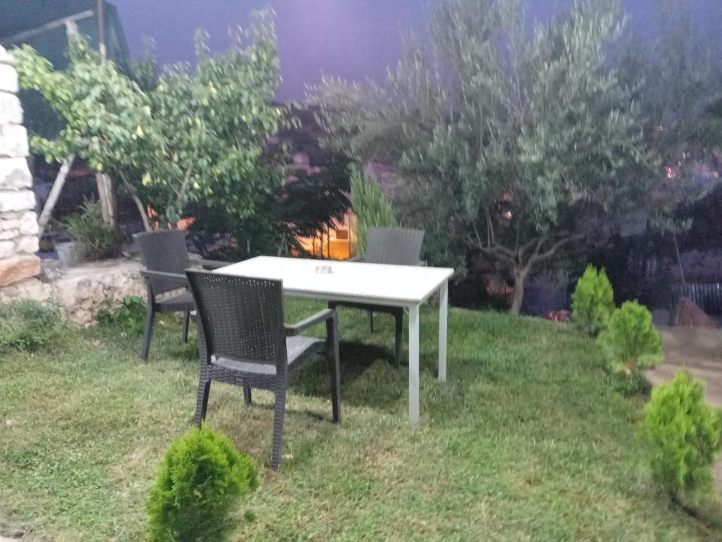 Vrt ispred objekta Vjollca`s Home