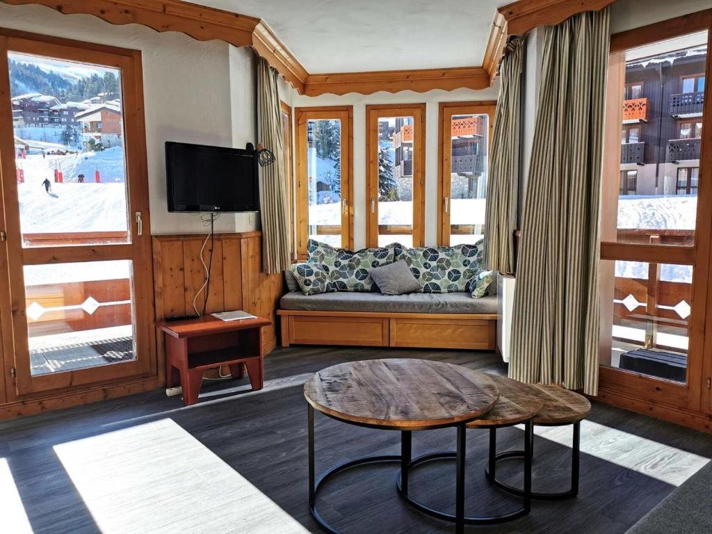 un salon avec un canapé et une table dans l'établissement Résidence Valeriane - La Valériane 106 - Joli 3 pièces rénové, idéalement situé MAE-5414, à Valmorel