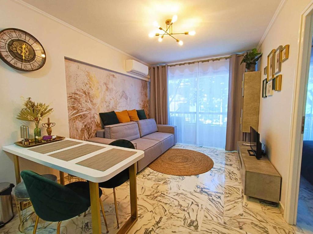 un salon avec un canapé et une table dans l'établissement La Résidence Fleuries - Plage, à Cannes