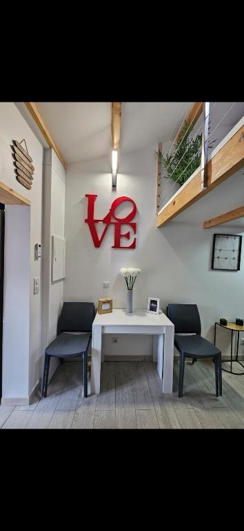 une chambre avec une table blanche et deux chaises dans l'établissement Le Love, à Arles