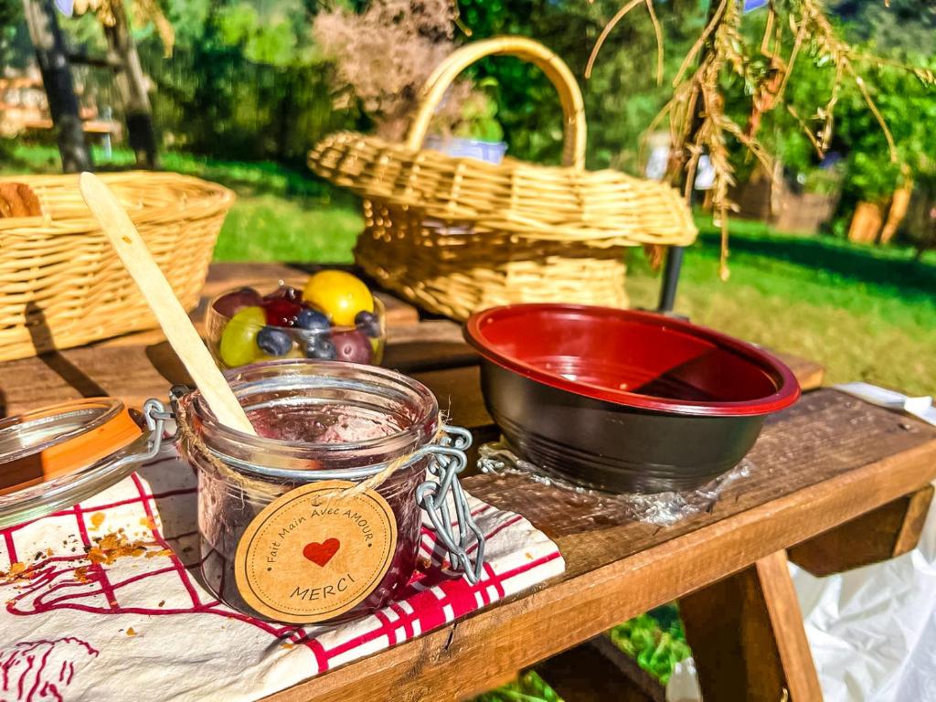 Nourriture dans la tente de luxe ou à proximité