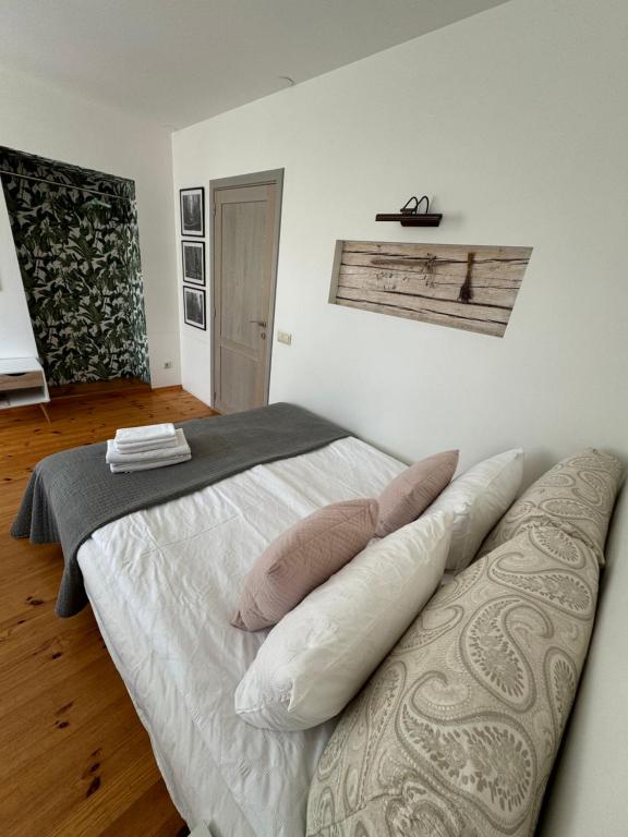 Lova arba lovos apgyvendinimo įstaigoje Guest house ''8 Smilgos''