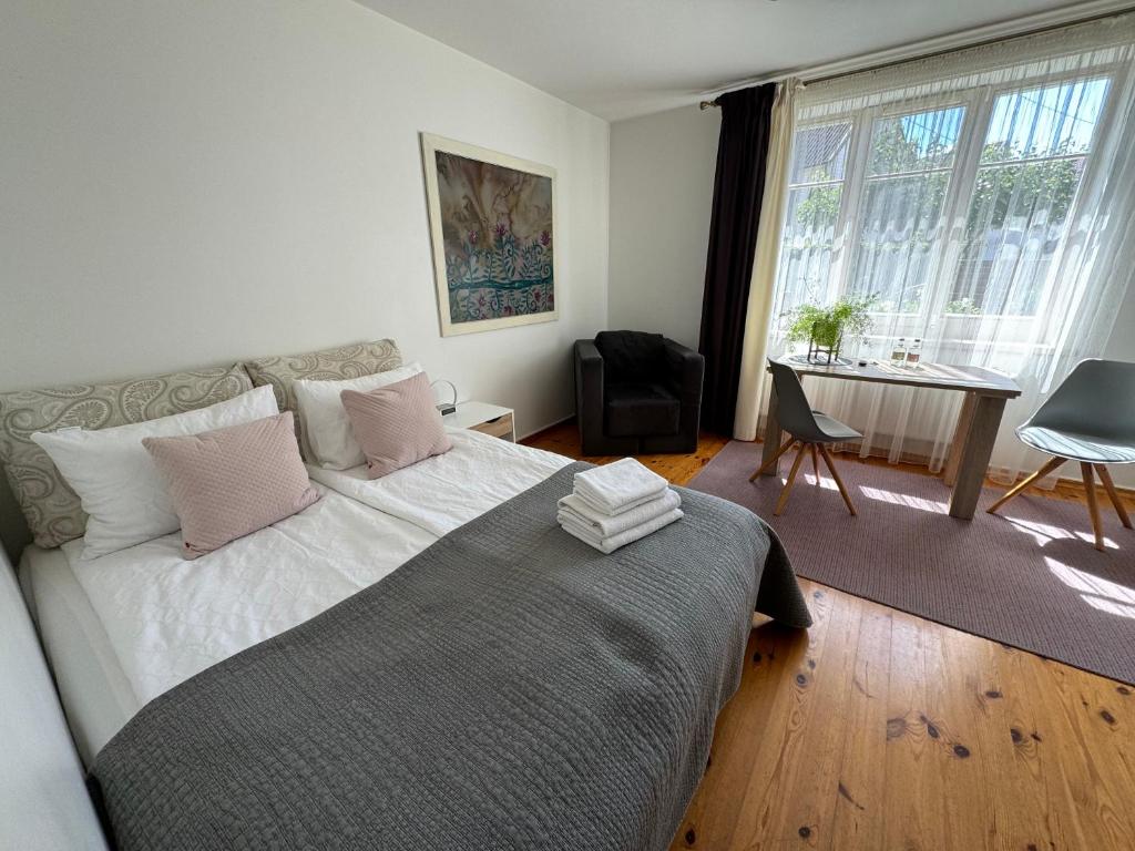 Lova arba lovos apgyvendinimo įstaigoje Guest house ''8 Smilgos''