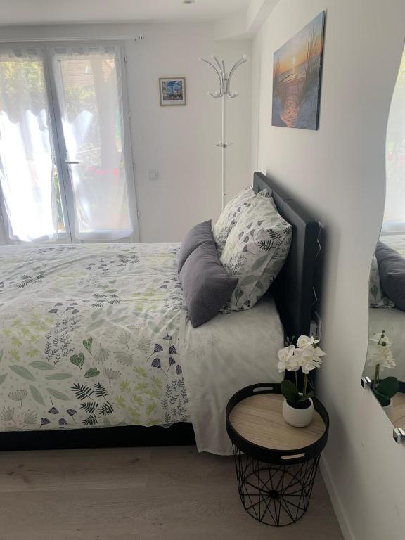 une chambre avec un lit et une table dans l'établissement 'StudioCDG fr' Cerisier, Studio proche near CDG Roissy airport, Parc Expositions, Stade de France, Arena, Disney, Asterix, à Villepinte