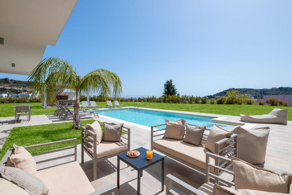 Bazén v ubytování Pantheon Luxury Villas Rhodes Island nebo v jeho okolí