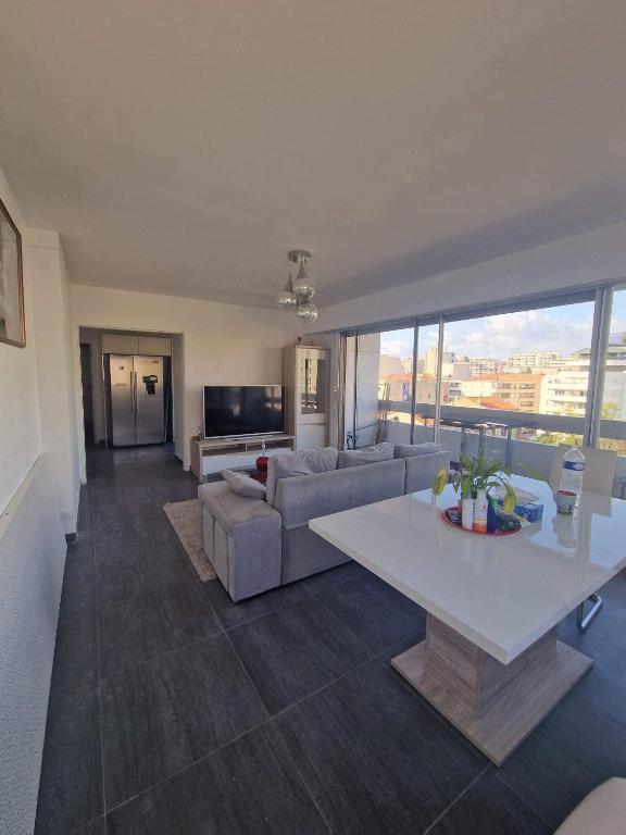 un salon avec un canapé et une table dans l'établissement T5 4 chambres, à Marseille