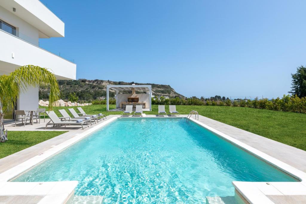 Bazén v ubytování Pantheon Luxury Villas Rhodes Island nebo v jeho okolí