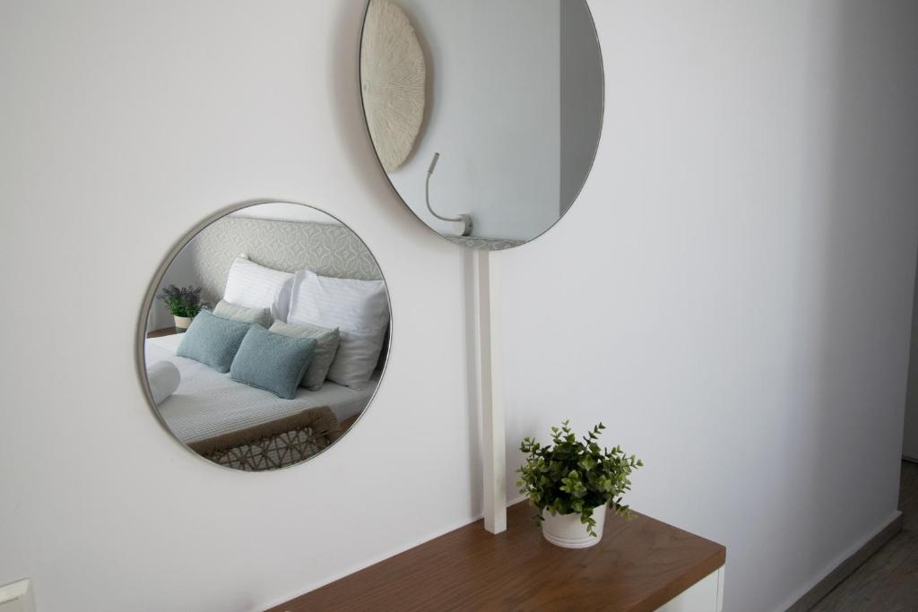 Cama ou camas em um quarto em Aurora - Rooms & Suites - Spetses